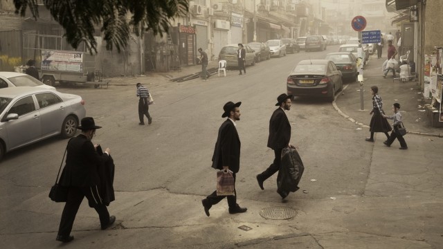 Israel: Wenn einem der Glaube anzusehen ist: Unverdrossen halten Israels Ultra-Orthodoxe fest an Regeln und Tradition. Mea Schearim ist ihre sehr eigene Welt.