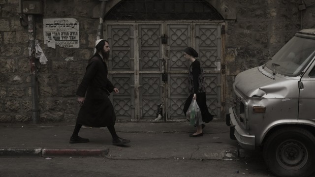 Israel: In streng getrennten Sphären: Weil sie jede Begegnung vermeiden wollen, gehen in Mea Schearim Frauen und Männer nur sehr ungern auf derselben Straßenseite.