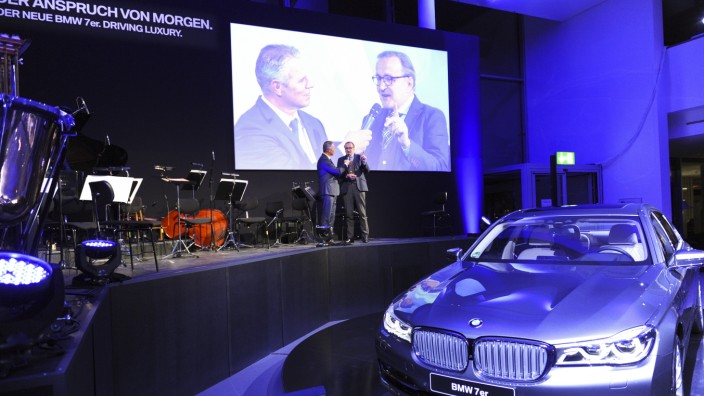 SZenario: Seit sieben Jahren sei er Intendant, oft sei München der siebte Himmel, und das neue Auto habe auch was mit Sieben zu tun: Nikolaus Bachler bei BMW.