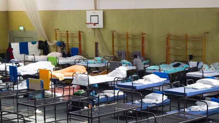 Flüchtlinge: In fünf Turnhallen im Landkreis, darunter auch in der des Markt Schwabener Gymnasiums, sind inzwischen Flüchtlinge untergebracht.