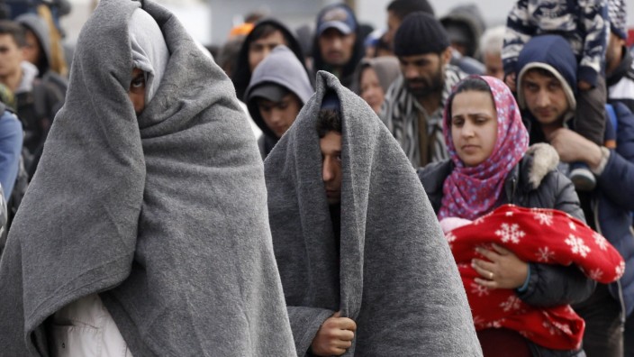 EU-Flüchtlingspolitik: Die EU will mehr Decken und Zelte bereitstellen: Migranten laufen am 23. Oktober 2015 in Sentilj in Slowenien zu einem Flüchtlingslager.