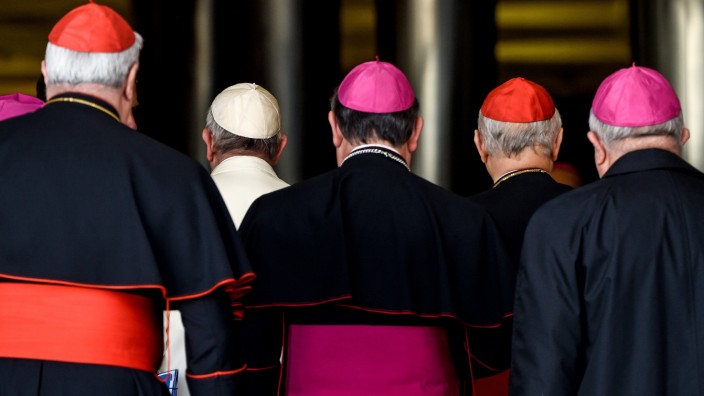 Abschluss der Familiensynode: Papst Franziskus mit Bischöfen während der Familiensynode in Rom.