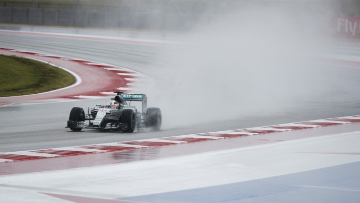 Qualifikation in Austin: Beim Training durften die Fahrer um Lewis Hamilton noch auf die Strecke - die Qualifikation in Austin wurde aber wegen eines Unwetters verschoben.