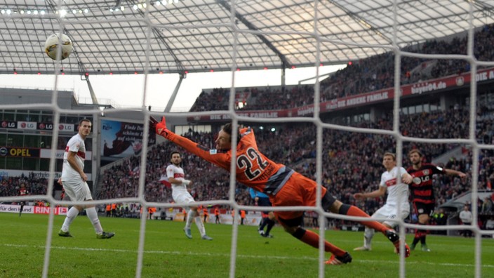 Stuttgart: Passt genau: Aus dem Hintergrund trifft Admir Mehmedi (rechts) zum 4:3 für Leverkusen.