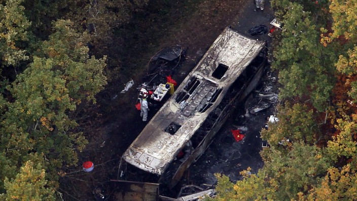 Busunglück in Frankreich: Die Überreste des Infernos. Nur acht Menschen überlebten das schwere Busunglück bei Bordeaux.