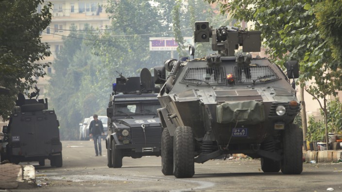 Terrormiliz Islamischer Staat: Polizeifahrzeuge patrouillieren im türkischen Diyarbakir nach einer Razzia gegen IS-Terroristen.