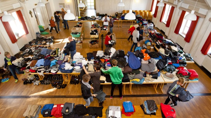 Flüchtlingshilfe in Ebersberg: Das Internet hilft den Helfern, zum Beispiel Spendenaufrufe für warme Kleidung wie vergangenen Winter in Ebersberg zu starten.