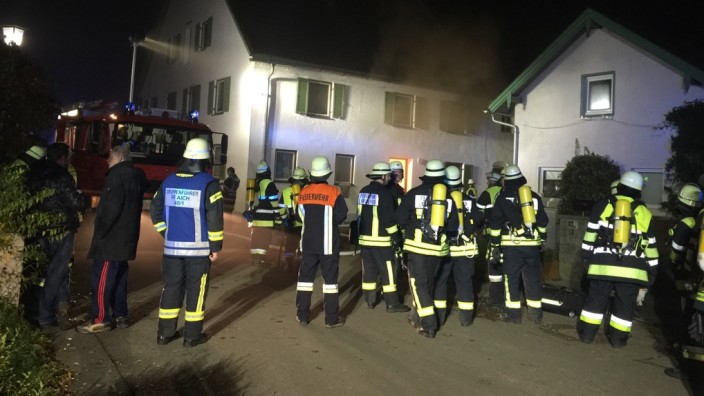 Jesenwang: Feuerwehren aus Jesenwang und benachbarten Orten waren beim Brand in der Asylbeweberunterkunft im Einsatz.