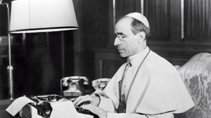 Hans Küng über "Stellvertreter"-Papst Pius XII.: Papst Pius XII (1876-1958) in seinem Büro.