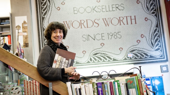 Buchhandlung "Word's Worth": Buchhändlerin Barbara Goldschmit in ihrem Laden in München.