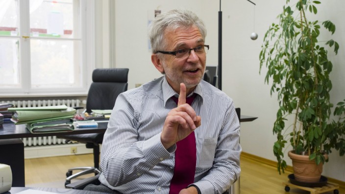 Porträt: Den erhobenen Zeigefinger braucht Christian Berg bei seinen Kollegen nicht. Der neue Chef im Ebersberger Amtsgericht fühlt sich richtig heimisch.