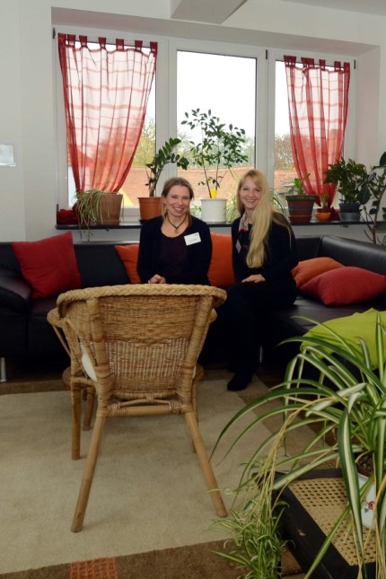 Erding: In diese Räume tritt man gerne ein: Die Leiterin Petra Helsper (links) und Theresa Huber in der Begegnungsstätte in der Landshuter Straße 15.