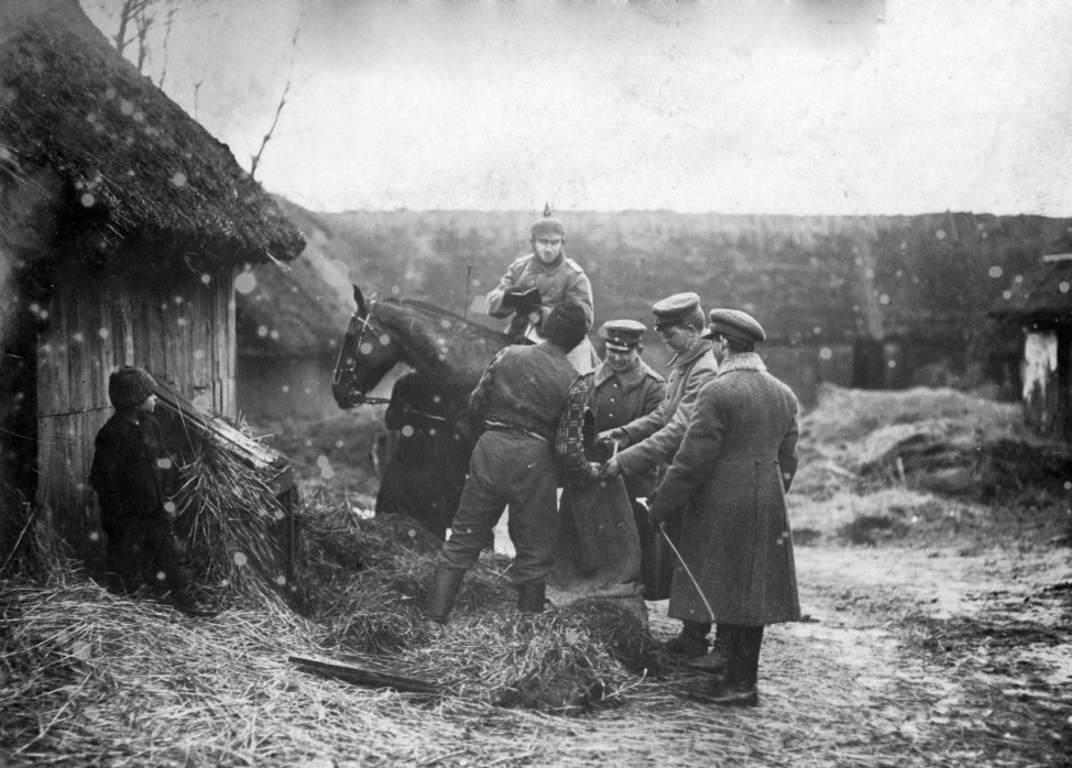 Deutsche Soldaten kaufen Kartoffeln, 1915
