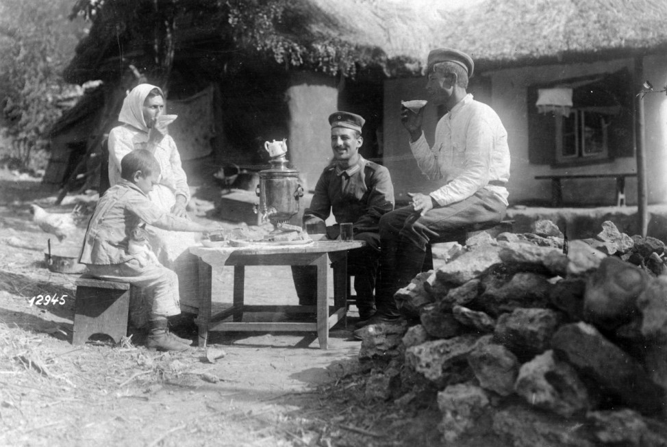 Ein deutscher Soldat beim Tee mit einer russischen Familie, 1918