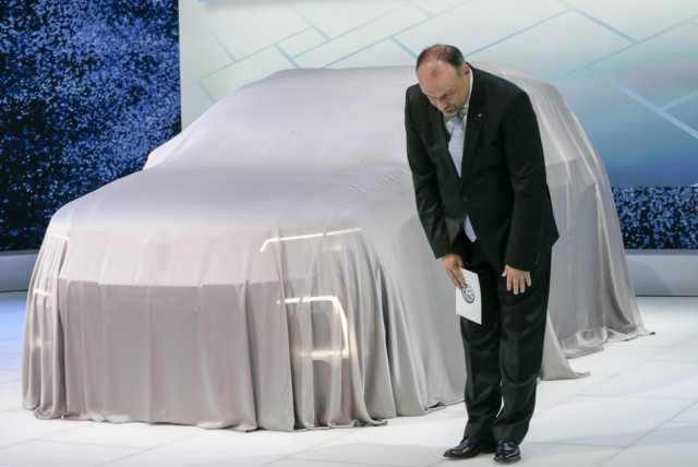 Sven Stein und der VW Tiguan GTE bei der Tokio Motor Show 2015.
