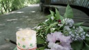 Mord an Amani: Blumen für Amani: Die Achtjährige wurde im vergangenen Mai tot in einer Grünanlage in Berlin Wilmersdorf aufgefunden.