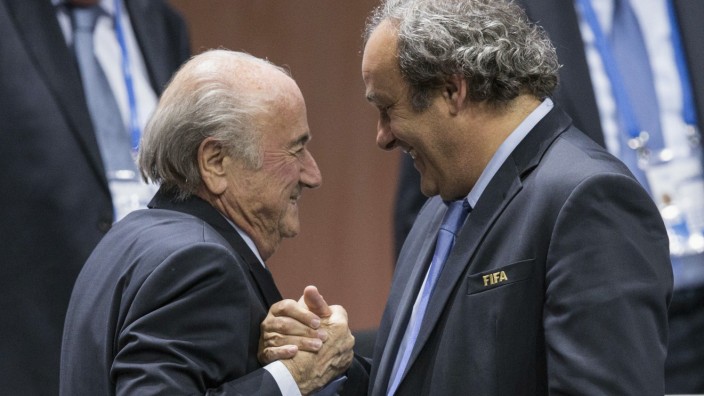 Fifa: Kurzer Harmonie-Flash oder Schauspielerei? Fifa-Präsident Sepp Blatter (links) und Uefa-Präsident Michel Platini pflegen ein distanziertes Verhältnis.