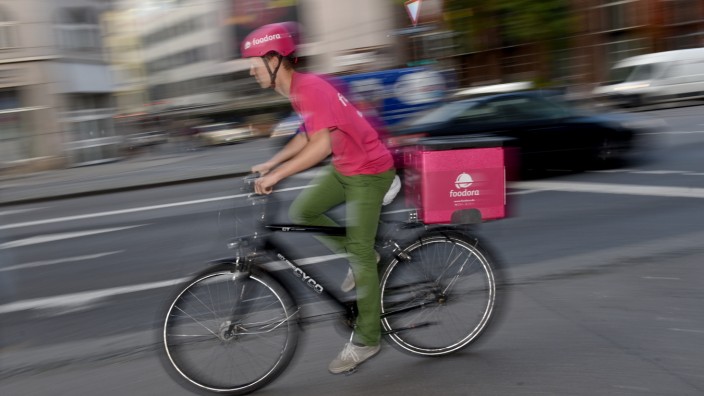 Foodora & Deliveroo: Sie sind in jüngster Zeit häufiger in Münchens Innenstadt zu sehen: Fahrradkuriere des Lieferdienstes Foodora.