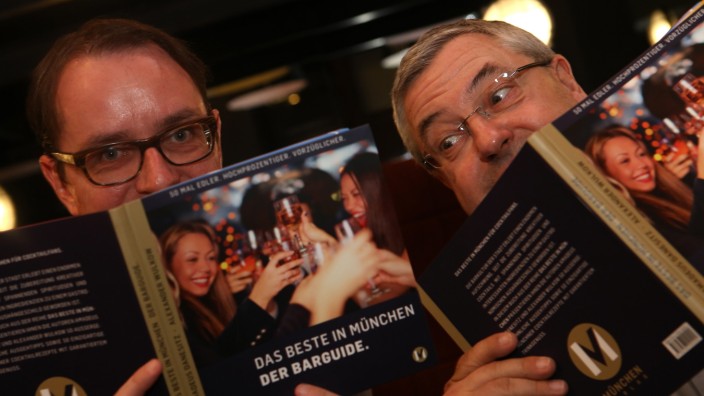 Ausgehen: Alexander Wulkow (links) und Amadeus Danesitz kennen die Münchner Szene gut. Jetzt haben sie gemeinsam einen neuen Bar-Guide herausgebracht.