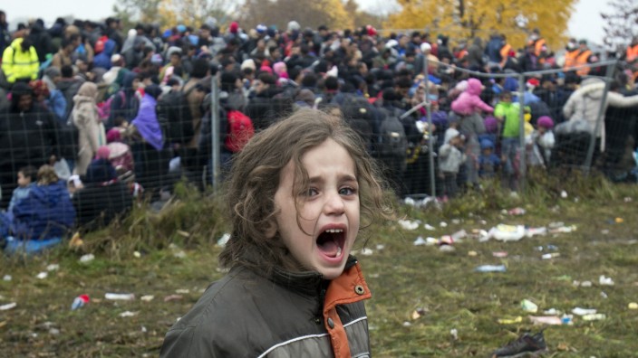 Bilder der Flucht: Es erreichen uns dramatische Bilder von Flüchtlingen (wie hier von der slowenisch-österreichischen Grenze).