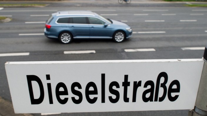 VW Passat Variant auf der Dieselstraße in Wolfsburg.