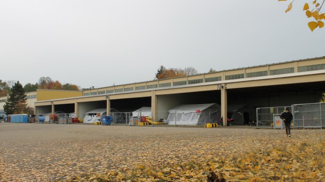 Flüchtlingslager: Für den Winter werden die Zelte in die ehemaligen Panzerhallen umgesiedelt.