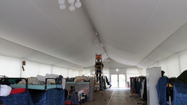 Flüchtlingslager: In einer Leichtbauhalle übernachten etwa 60 Männer und Jungen.