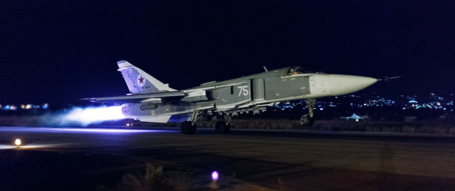 Syrien: Am 22. Oktober hebt ein russischer Su-24-Jagdbomber von einem syrischen Luftwaffenstützpunkt zu einem Nachteinsatz ab.
