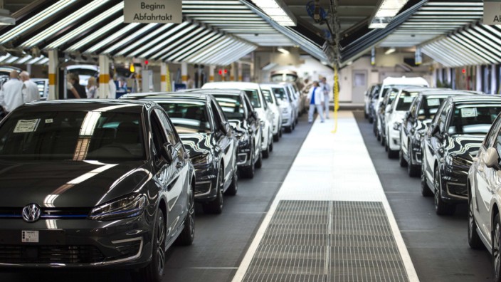 Abgas-Affäre: Volkswagen-Mitarbeiter prüfen Fahrzeuge in der Wolfsburger Fabrik.