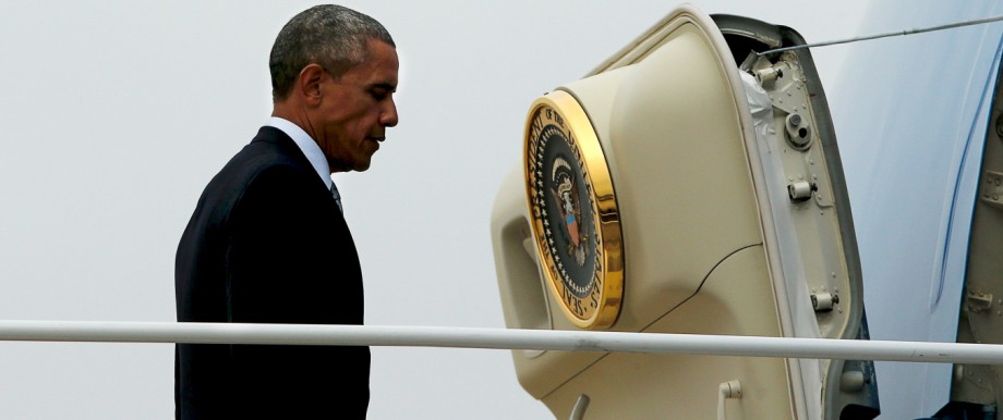 Obama boards Air Force One for travel to Chicago from Joint Base Andrews, Maryland