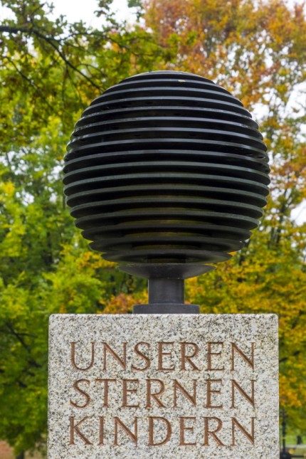 Verlorenes Kind: Auf dem Ebersberger Friedhof steht eine Stele, in der kleine Urnen zu versenken sind, für tot geborene Kinder.