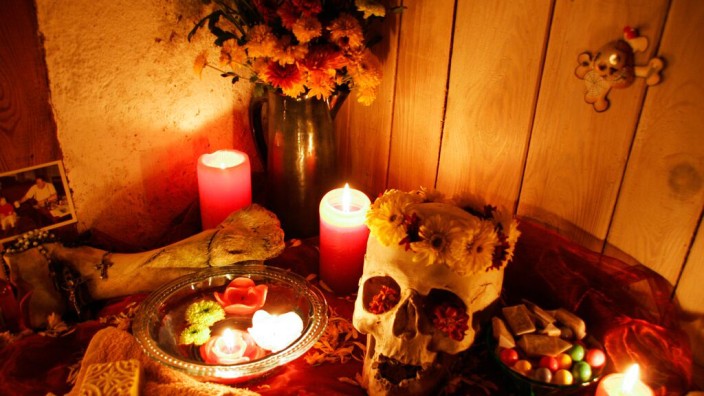 Garching: An Samhain treffen sich Hell und Dunkel, Leben und Tod. Neuheiden schmücken ihre Wohnungen mit Kerzen, Blüten und Herbstfrüchten.
