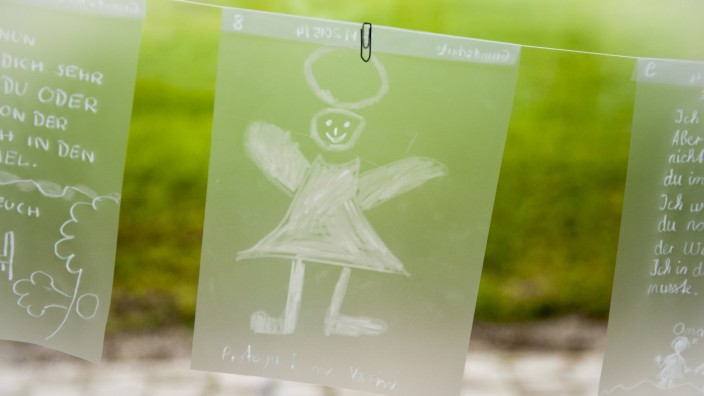 Garching: Die Kinder haben ihre Gedanken auf durchsichtige Folien geschrieben und gemalt.