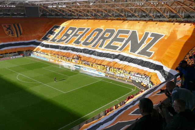 Dynamo-Fans rollen Europas größte Blockfahne aus