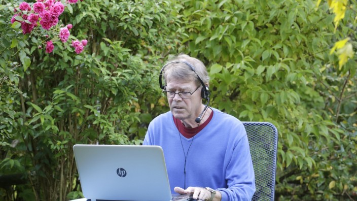 Das Spiel des Frauenmörders: Gerhard Etzel diktiert seine Texte direkt in sein Laptop. Dazu setzt er sich gerne in seinen Garten im Schäftlarner Ortsteil Zell.