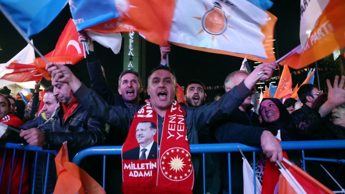 Türkei: AKP-Anhänger in Ankara: Die regierende AKP kann ihre Mehrheit im Parlament wiederherstellen