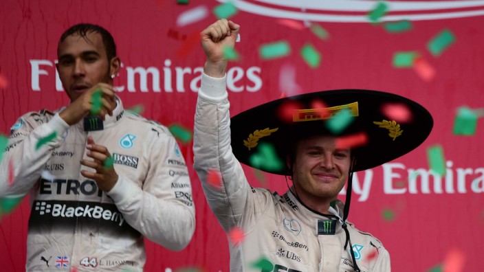 Rosberg-Sieg in Mexiko: Nico Rosberg (r.) feiert seinen Sieg in Mexiko. Weltmeister Lewis Hamilton schaut wenig begeistert.
