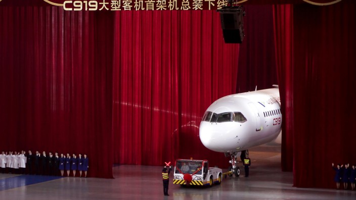 China baut Düsenjet: Großes Theater für einen Flieger. In Shanghai präsentiert der chinesische Hersteller Comac das Passagierflugzeug C919.