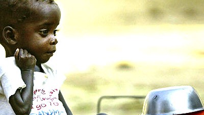 Die Rückkehr des Hungers: Ein Kind in Angola wartet auf eine Mahlzeit. Vor allem Länder in Afrika trifft der steigende Getreidepreis.