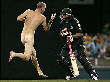 Flitzer bei Cricket-Match in Brisbane; Australien; AP