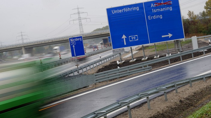 Autobahnauffahrt Aschheim/Ismaning: Der Verkehr läuft längst auf der neuen Anschlussstelle Aschheim/Ismaning. Doch der Streit um die Finanzierung der Autobahnausfahrt hält an.