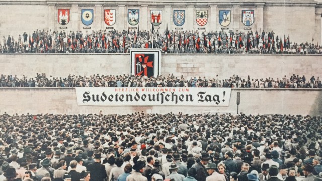 Nürnberg: Sudetendeutsche Tage gehören in Nürnberg längst der Vergangenheit an. Hier eine Veranstaltung 1955 an der Zeppelintribüne in Nürnberg.