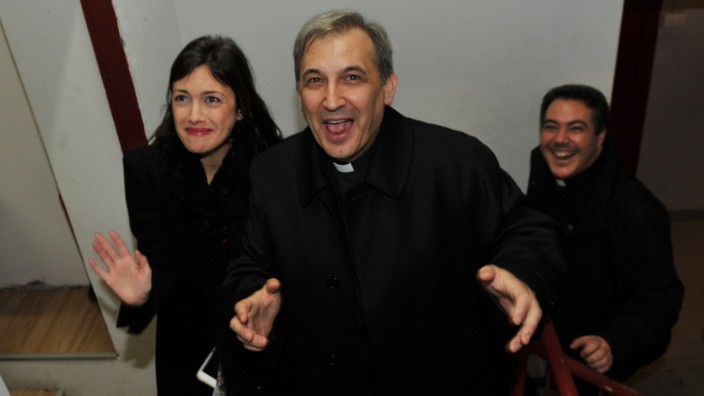 Prozess in Rom: Der Priester Lucio Ángel Valljo Balda, hier mit unbekannter Begleitung, hat gestanden Vatikan-Interna "geleakt" zu haben.