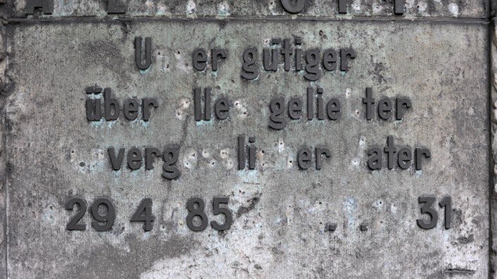 Grabinschrift mit fehlenden Buchstaben auf einem Grabstein auf dem Alten Luisenstädtischen Friedhof