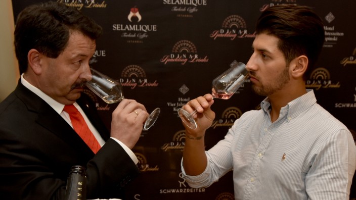 Alkoholfreies Getränk: Kann man trinken: Sinan-Renan Yaman (links) vom Hotel Vier Jahreszeiten mit Vigorous-Tasting-Geschäftsführer Alexander Ludwig Berg.