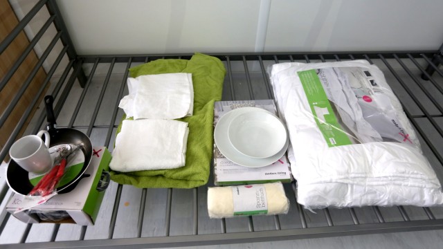 Freising: Zur Erstausstattung gehören ein Satz Geschirr, Essbesteck, zwei Handtücher und Bettwäsche.