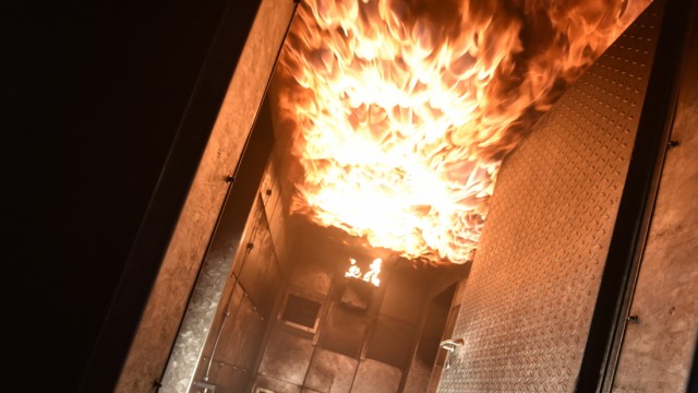 Feuerwehrschule: Den ersten Einsatz im Feuer erleben viele Anwärter im Brandsimulator.