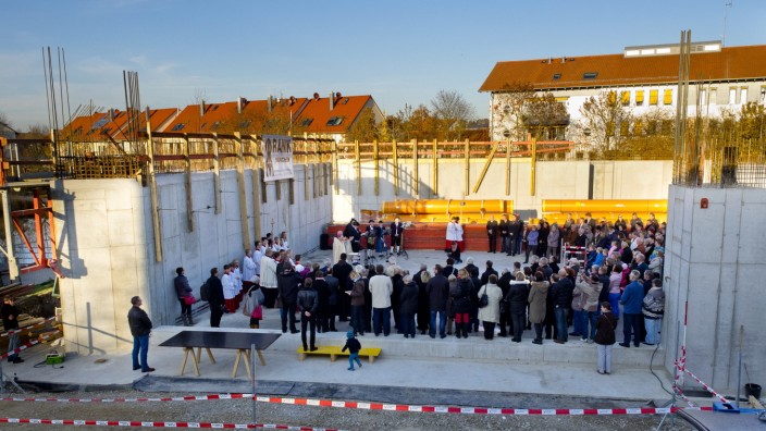 Neue Kirche Poing: Das Fundament ist fertig: Weihbischof Bernhard Haßlberger feiert mit der Gemeinde Poing die Grundsteinlegung der neuen Kirche.