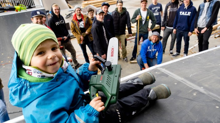 Ebersberg: Viel zu tun gibt es auf der reparaturbedürftigen Skateranlage in Ebersberg. Sogar der dreijährige Jakob will da seinen Vater tatkräftig unterstützen.