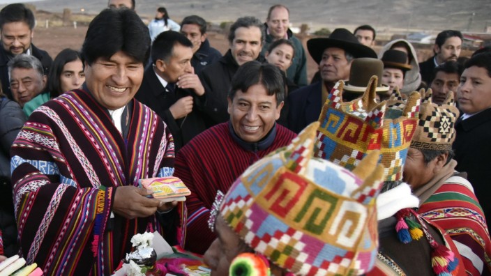 Bolivien: Morales (li.) ist seit 2006 Präsident Boliviens - hier nimmt er an einer indigenen Zeremonie zur Feier seiner Zeit im Amt teil.